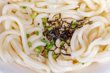 Japon eriştesi ve balık çorbası, yakın görüş.