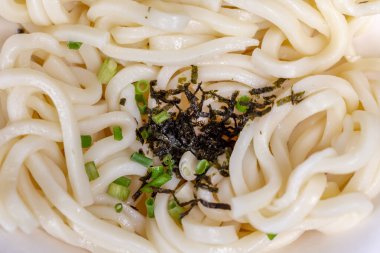 Masada deniz mahsulleri olan erişte.