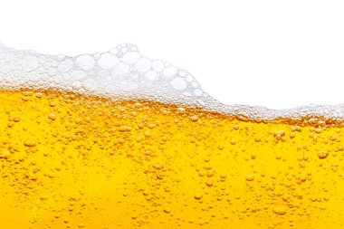 Beyaz arkaplanda bira kabarcıklarının görüntüsünü kapat
