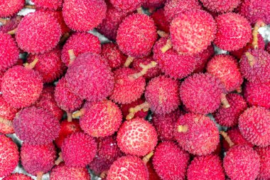 Pazarda taze kırmızı ahududular