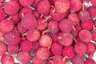 Markette olgun kırmızı ahududular