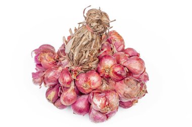 Beyaz arkaplanda taze sarımsak var..