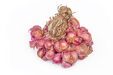 Beyaz arkaplanda taze kırmızı soğan