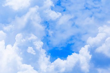 Mavi gökyüzünde beyaz bulutlar.