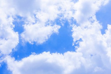 Mavi gökyüzündeki bulutlar. beyaz kabarık bulutlar.