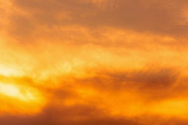 Bulutlu dramatik gökyüzü.