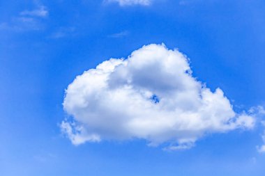 Mavi gökyüzünde beyaz kalp şekli