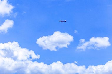 Mavi gökyüzünde beyaz bulut.