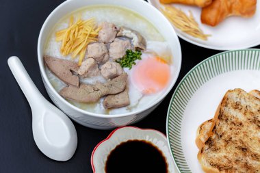 Tavuklu eriştenin mutfak fotoğrafı.