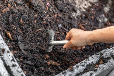 Bir adam kömür üzerinde kömürle çalışıyor..