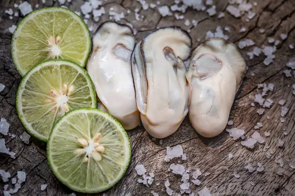 Ahşap bir arka planda iki yarım limon. en üstteki görünüm.