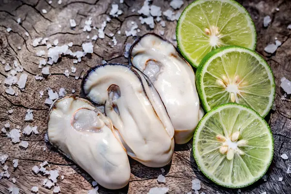 Taze istiridye ve limon