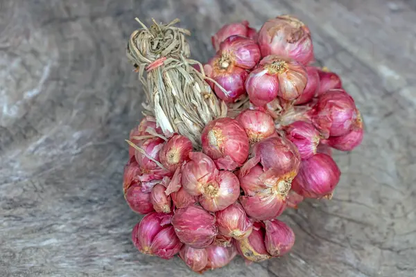 Beyaz arka planda sarımsak soğanları