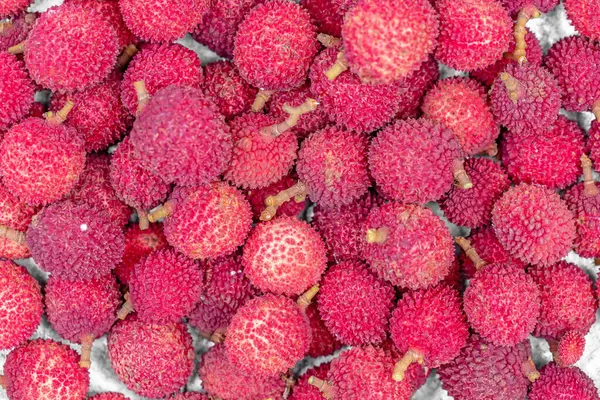 Markette olgun kırmızı ahududular