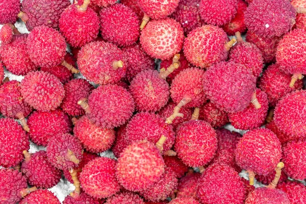 Pazarda taze kırmızı ahududular