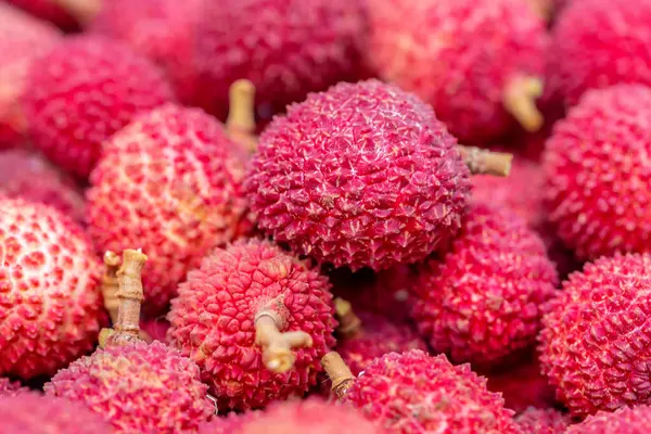 Taze liçi meyvelerini kapatın.