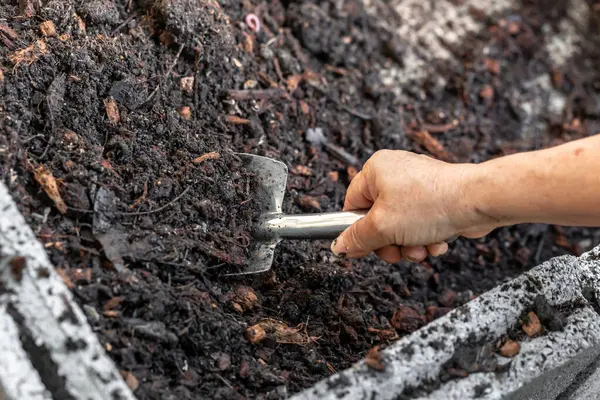 Bir adam kömür üzerinde kömürle çalışıyor..