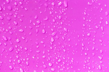 Renk arkaplanındaki çiy damlaları.