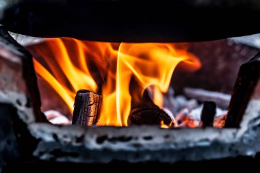 Şöminede yanan bir odun.