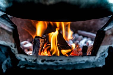 Karanlık bir iç mekanda şöminede yangın.