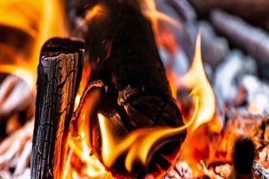 Gece bir kamp ateşinin yakınında.