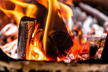 Şöminede şömine yanıyor, yakın..