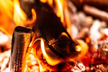 Şöminede yanan odun ateşiyle.