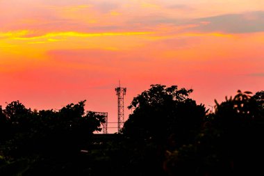 Nehirde gün batımı