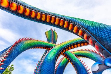 Parktaki renkli ejderha heykeli.