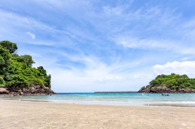 Güzel tropikal plaj, deniz, beyaz kum ve bulutlu mavi gökyüzü.
