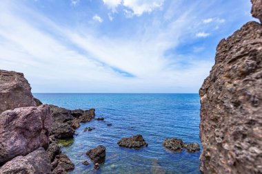 Denizde kayalar olan güzel bir deniz manzarası