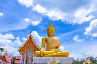 Tayland tapınağındaki altın Buda heykeli.