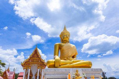 Wat Pu 'daki büyük Buda heykeli Doi Suthep tapınağı Chiang Mai, Tayland' da popüler bir cazibedir. Popüler bir turizm merkezi