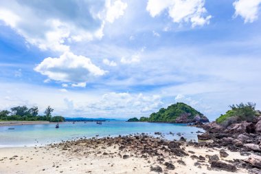 tropikal plaj ve deniz mavi gökyüzü ile