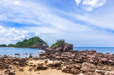 Deniz ve mavi gökyüzü olan tropikal plaj.