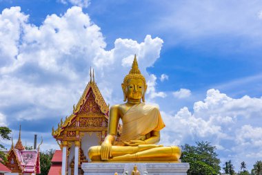 Arka planda beyaz bulutlar ve mavi gökyüzü.