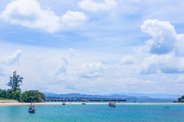 Mavi gökyüzü ve palmiye ağaçları ile güzel tropikal plaj