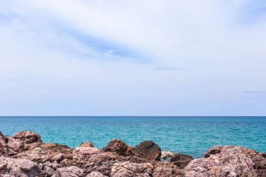 Akdeniz 'in kayalık kıyıları.