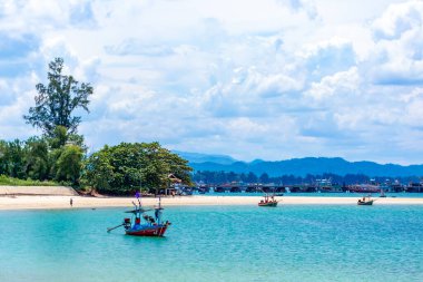Denizde teknesi olan güzel bir manzara.
