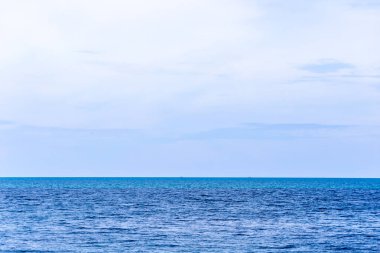 Deniz dalgası ve mavi gökyüzü