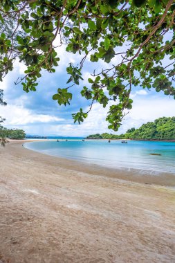 Mavi gökyüzü ve beyaz kumla güzel tropik bir sahil.