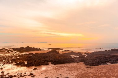 Sahilde güzel bir gün batımı
