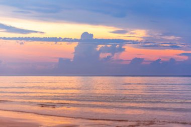 Tayland 'da deniz ve kumsalda güzel gün batımı.