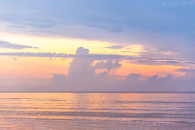 Denizin üzerinde güzel bir gün batımı.