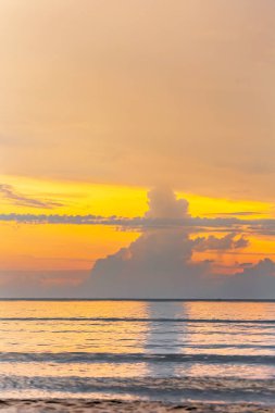 Sahilde gün batımı