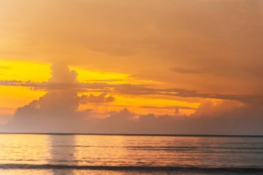 Denizin üzerinde güzel bir gün batımı