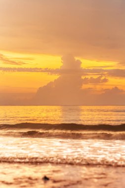 Sahilde gün batımı