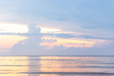 Güzel gün batımı ve plajda tropikal deniz