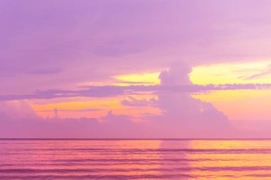 Sahilde güzel bir gün batımı