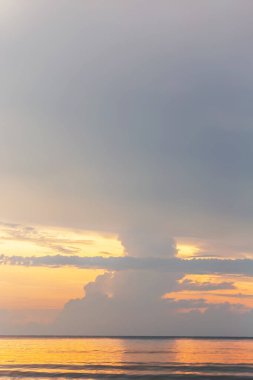 Bulutlu gün doğumu ve güzel renkli bulutlar sabah.